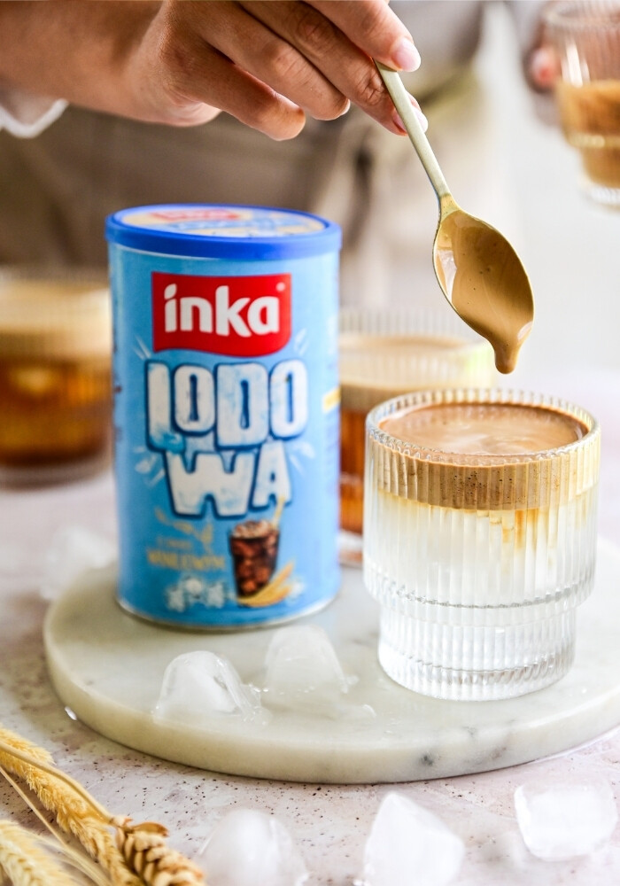 Inkowa pianka na wodzie kokosowej