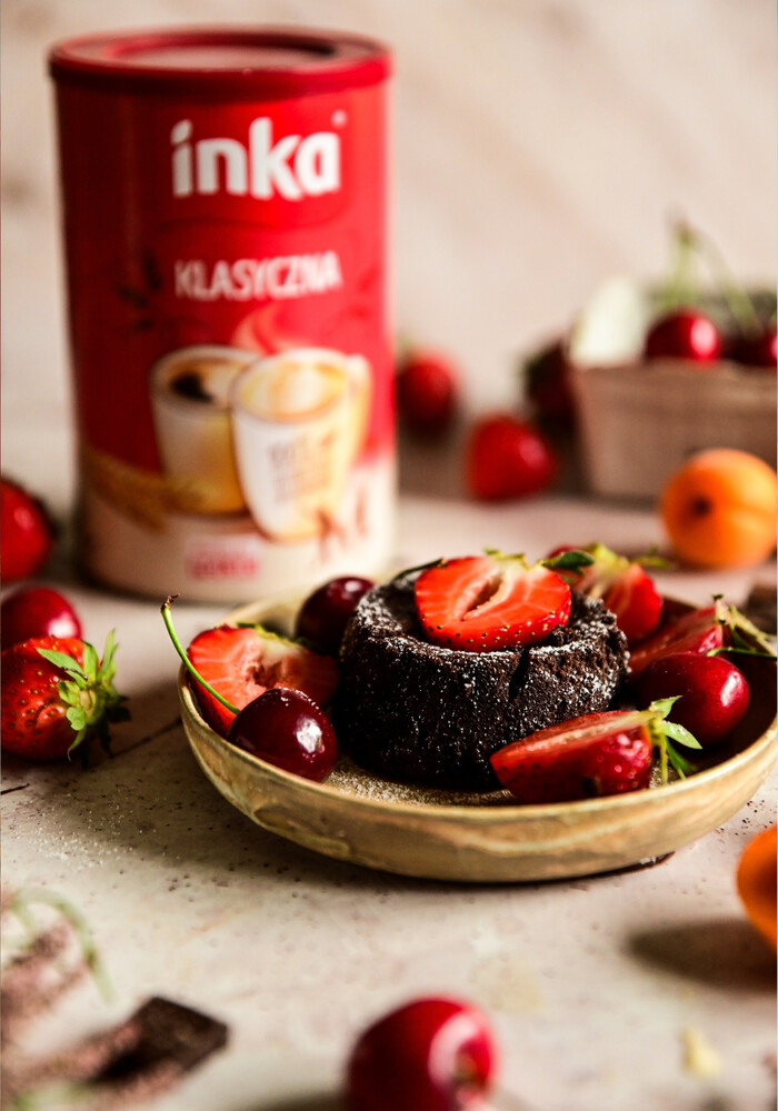 Lava Cake z sezonowymi owocami