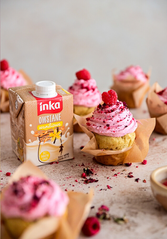 Babeczki waniliowe z kremem malinowo-różanym